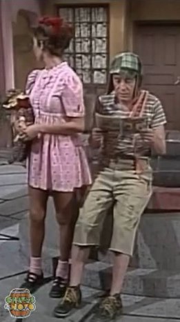 Foto antiga do seriado Chaves, em baixa resolução, com a imagem embaçada e cheia de ruído.